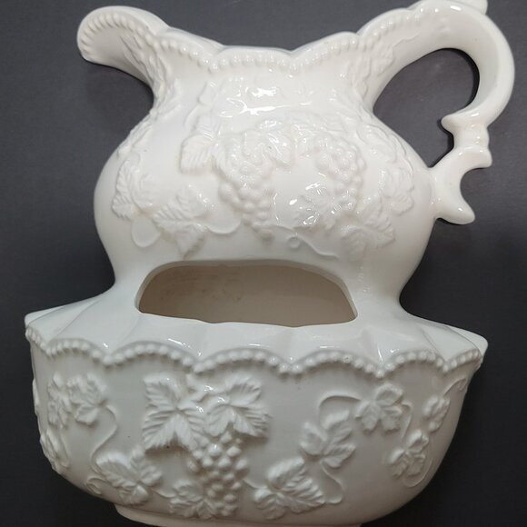 Vintage pair of white grapevine Decorama wall planter pockets. - Picture 2 of 6